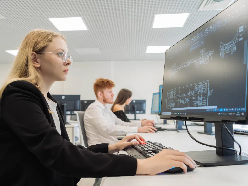 Ein Student des Digital Engineering sitzt vor einem Computermonitor.