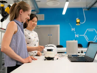 Zwei Frauen nutzen einen Laptop für Innovationsmanagement.