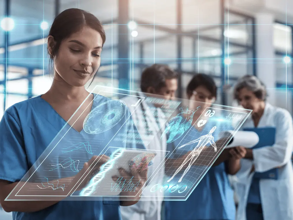 Eine lächelnde medizinische Mitarbeiterin im blauen Kittel schaut auf virtuelle Daten