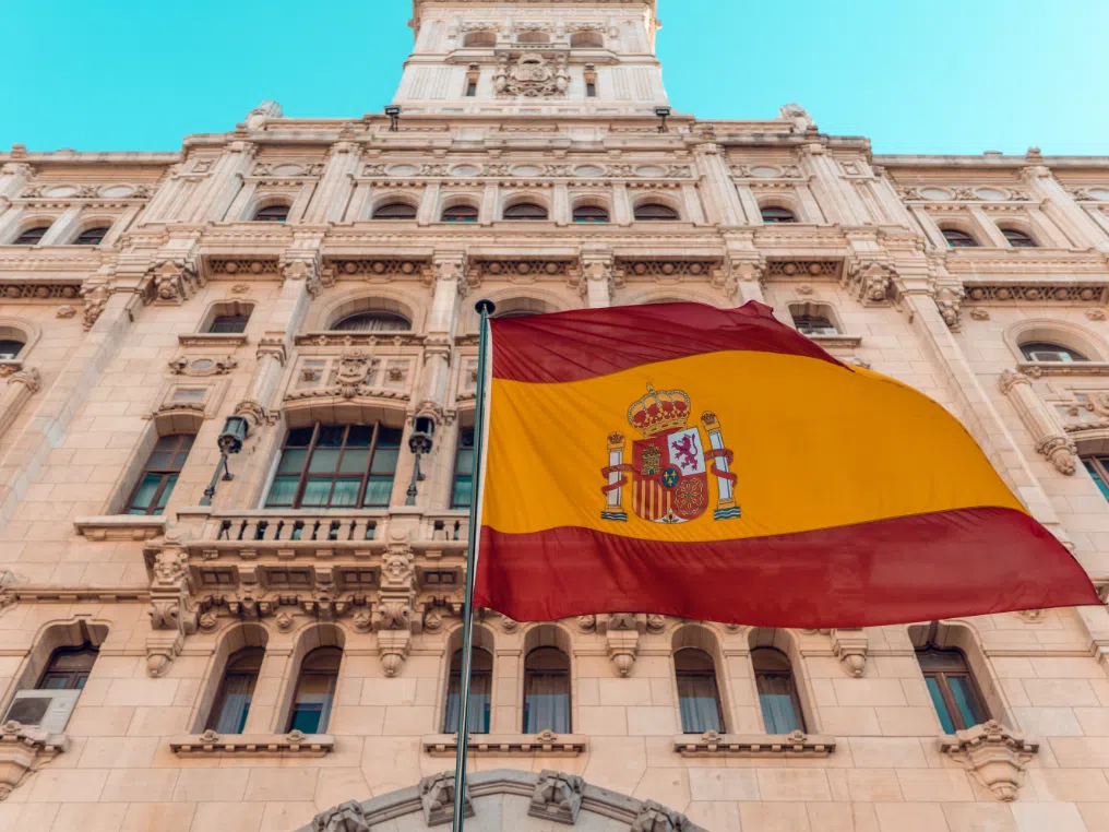 Eine spanische Flagge auf einem markanten Gebäude