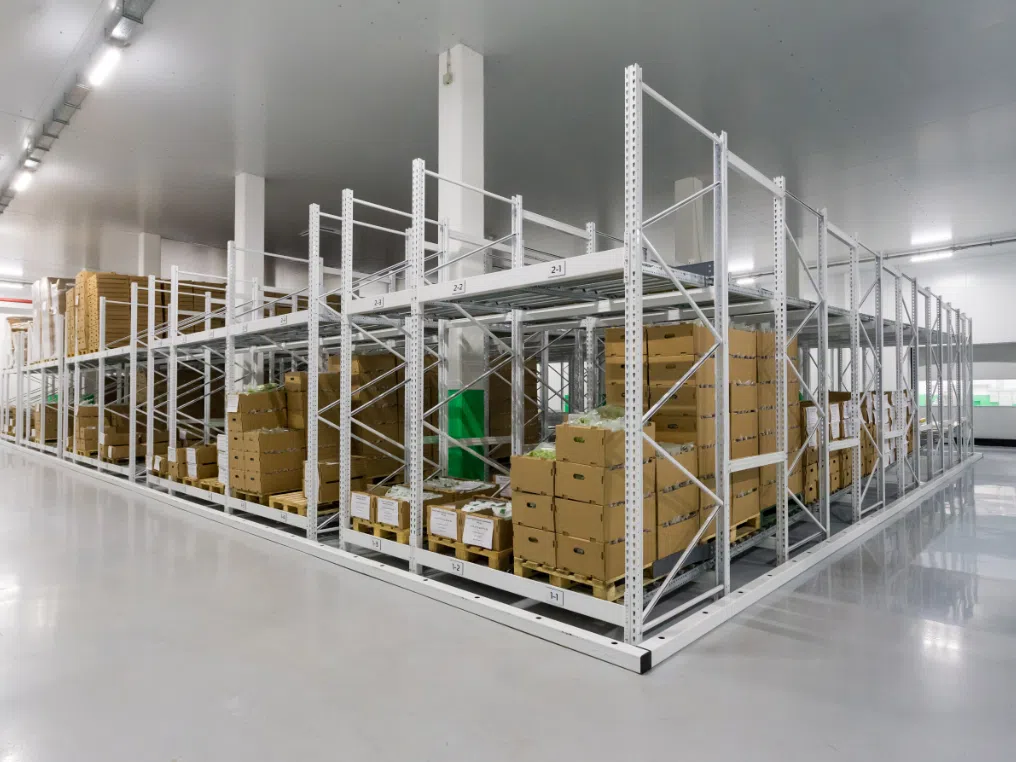 Ein mit Logistik 4.0-Technologie optimiertes Lager mit einer Vielzahl von Kartons.