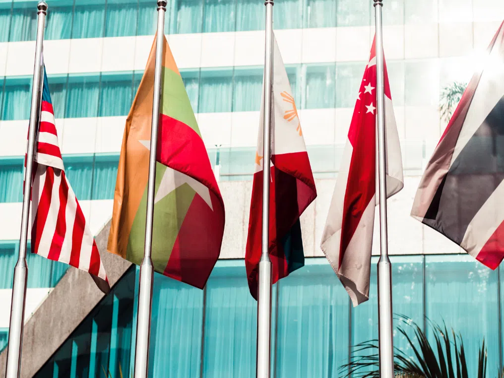Mehrere Flaggen vor Botschaftsgebäude