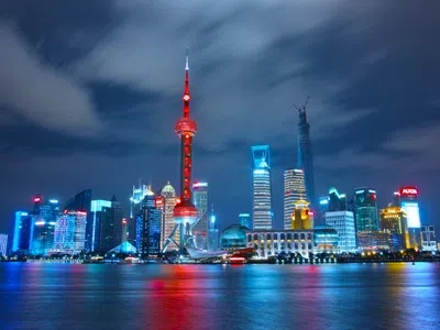 Ein Blick auf das Stadtbild am Wasser in China.