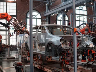 Ein Auto wird von Robotern in einer Montagelinie zusammengebaut