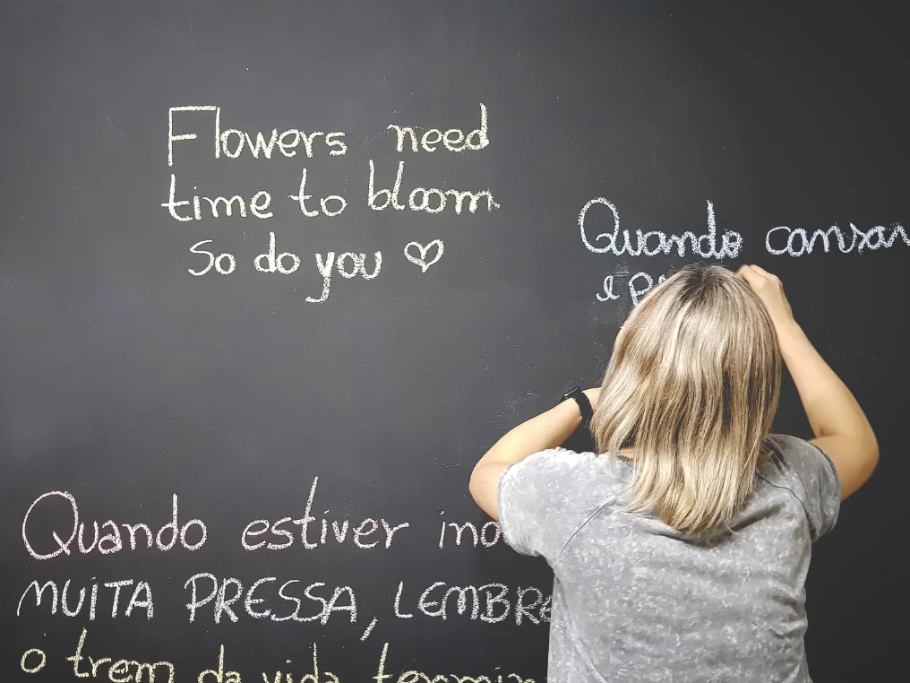 Eine Spanischlehrerin schreibt Wörter an die Tafel