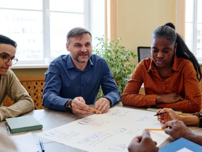 3 Personen studieren gemeinsam English for professional Purposes