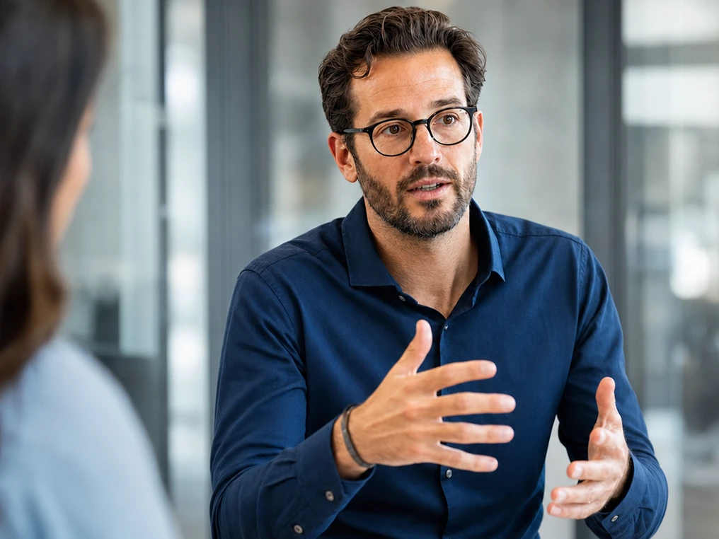 Changemanager erläutert einer Kollegin ein Vorgehen.