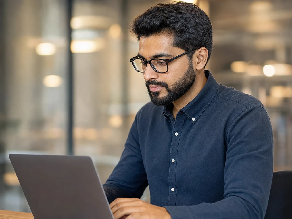 Mitarbeiter wertet am Laptop Unternehmensdaten aus.