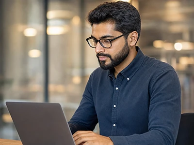 Mitarbeiter wertet am Laptop Unternehmensdaten aus.