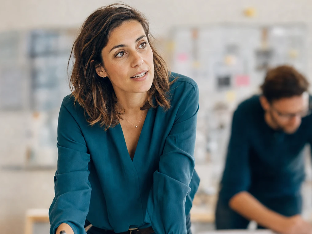Innovationsmanagerin arbeitet mit Notizzetteln an einem Konzept.