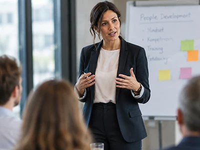 Führungskraft moderiert einen Workshop am Flipchart.