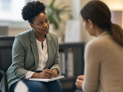 Psychologische Ersthelferin führt ein stützendes Gespräch.