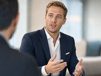 Vertriebsmitarbeiter im Kundengespräch am Besprechungstisch.