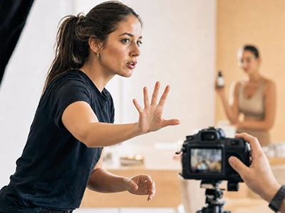 Social-Media-Managerin leitet eine Videoaufnahme im Studio.